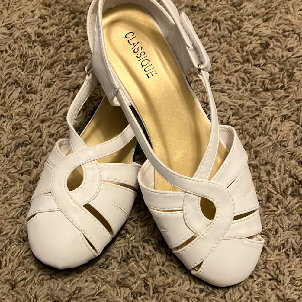 NWT Classique Women's  White Sandals Slingback Flat 1" Heel Covered Toe Sz 9 W
